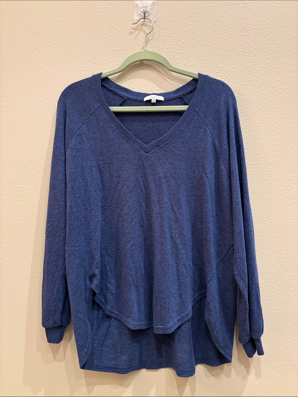 Z Supply Relaxed V-Neck Long Sleeve Top in Navy Heather